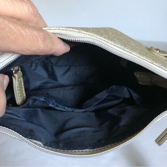 NWT Tommy Hilfiger Crossbody Cream with Goldtone Hardware Approx. 8x7x3 inches - Picture 6 of 7